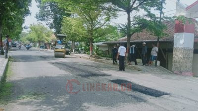 Proses perbaikan jalan di Kabupaten Blora/Foto: Lilik Yuliantoro