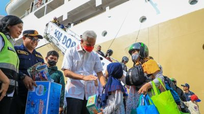 Gubernur dan Kapolda Jateng Sambut Kedatangan Pemudik Gratis di Pelabuhan Tanjung Emas Semarang