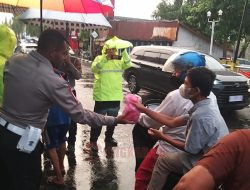 Yonif Alugoro dan Satlantas Polres Blora Bagikan Takjil Saat Hujan, Warga Antusias
