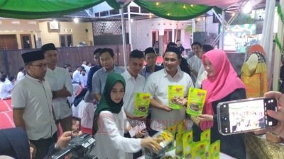 Wagub Jateng Taj Yasin Maimoen (Gus Yasin) melihat stan UMKM mahasiswa di Identix Coffee, Jalan Muntal No 5A, Mangunsari, Gunungpati, Semarang. (Lingkar.co/dok)