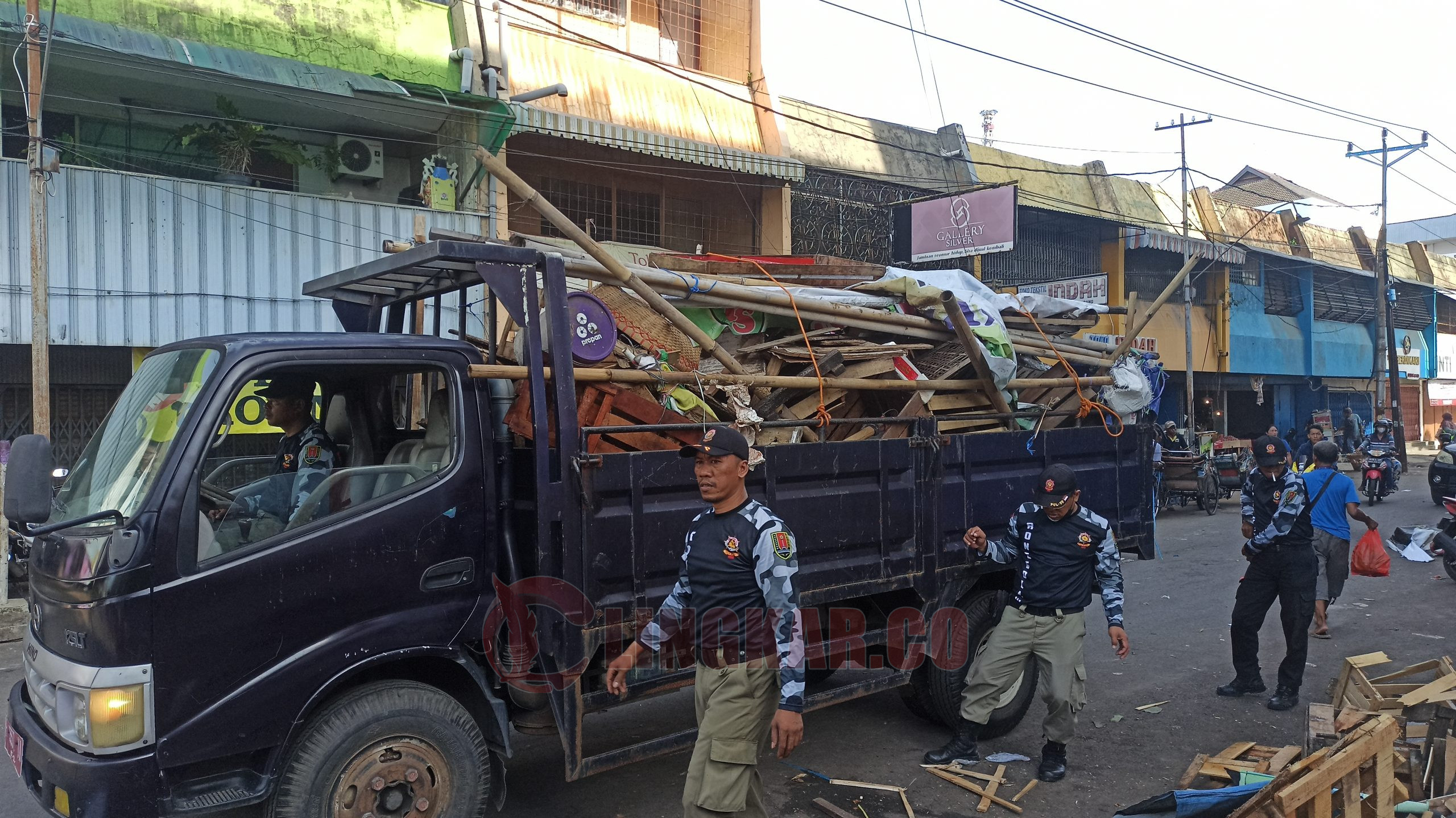 Satpol PP Kota Semarang tertibkan PKL yang ada di kawasan Johar Kanjengan/Foto: Alan Henry