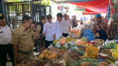 Foto: Plt Disdag Kota Semarang, Fajar Purwoto, saat melakukan pemantauan di Pasar Gayamsari