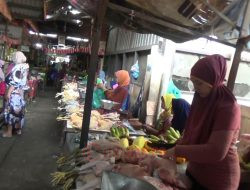 Jelang Idul fitri, Harga Daging Ayam di Pasar Kendal Turun