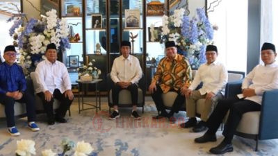 Presiden Jokowi bersama lima Ketum Parpol dari KIB dan KKIR, di kantor di DPP PAN, Minggu (2/4/2023). Foto: Twitter