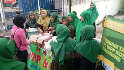 WPP dan GPK Kota Semarang Bagi-Bagi Takjil di depan Kantor DPC Kota Semarang/Foto: Dokumentasi WPP dan GPK