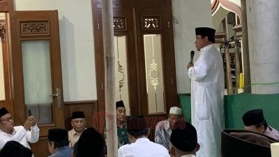 Wakil Bupati Kendal Windu Suko Kendal saat bersilaturrahmi dengan warga Desa Tlahab, Kecamatan Gemuh, Kendal di Masjid Qofa, Kamis 13 April 2023 petang. (Lingkar.co/Wahyudi)