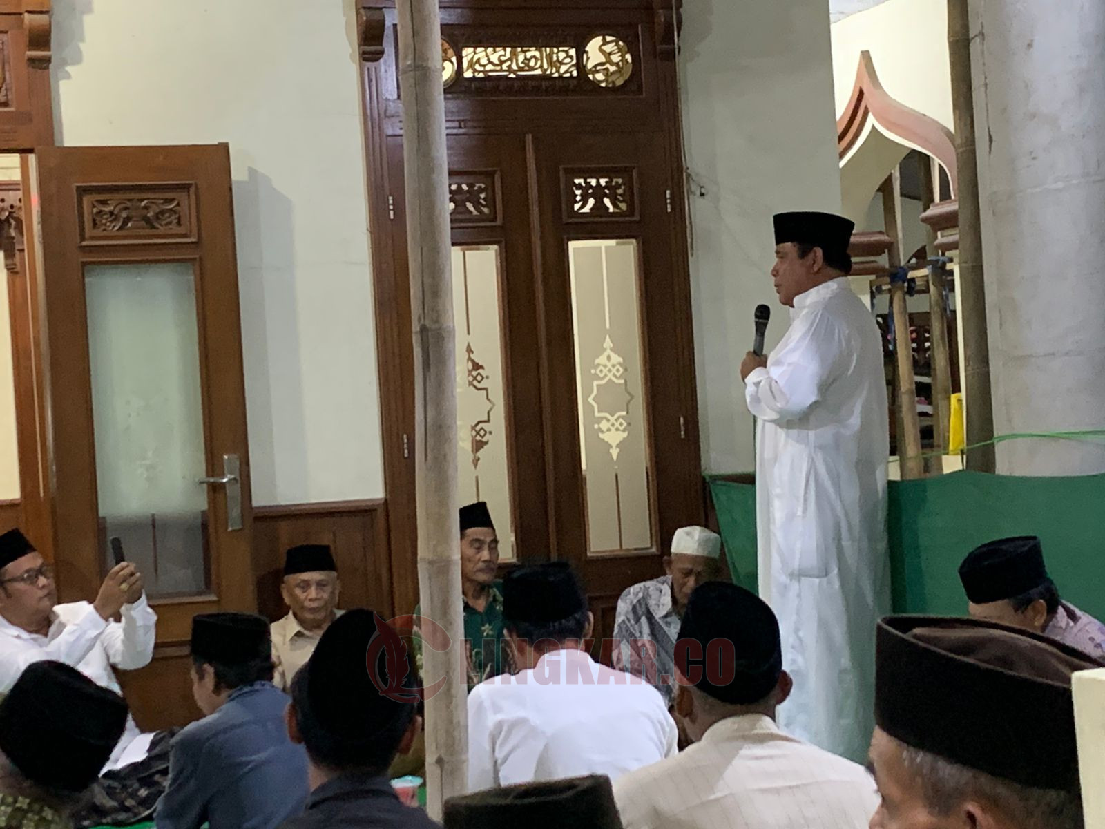 Wakil Bupati Kendal Windu Suko Kendal saat bersilaturrahmi dengan warga Desa Tlahab, Kecamatan Gemuh, Kendal di Masjid Qofa, Kamis 13 April 2023 petang. (Lingkar.co/Wahyudi)