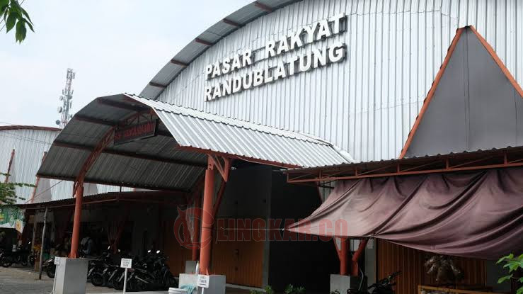 Selebaran penanganan kasus dugaan jual beli kios Pasar Randublatung, Kecamatan Randublatung bikin heboh. (lingkar.co/Lilik Yuliantoro)