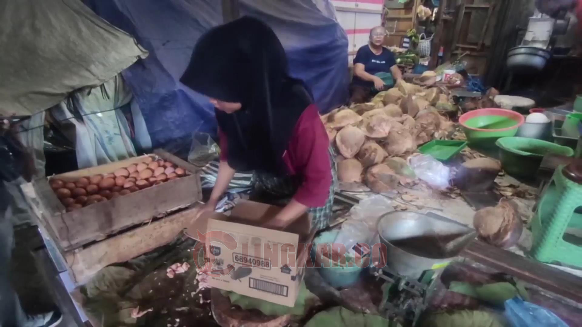 Penjual Telur di Pasar Kendal/Foto: Wahyudi