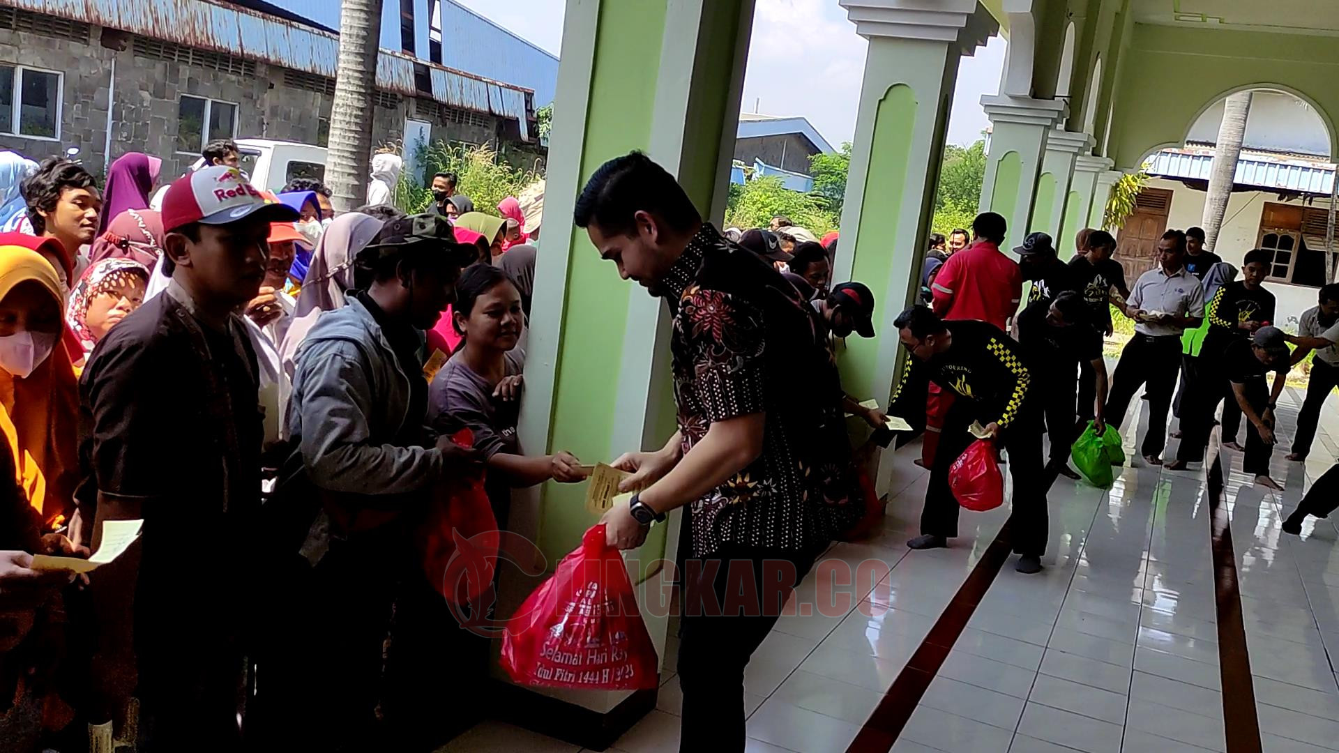 PT APF Kendal saat membagikan sembako kepada warga/Foto: Wahyudi