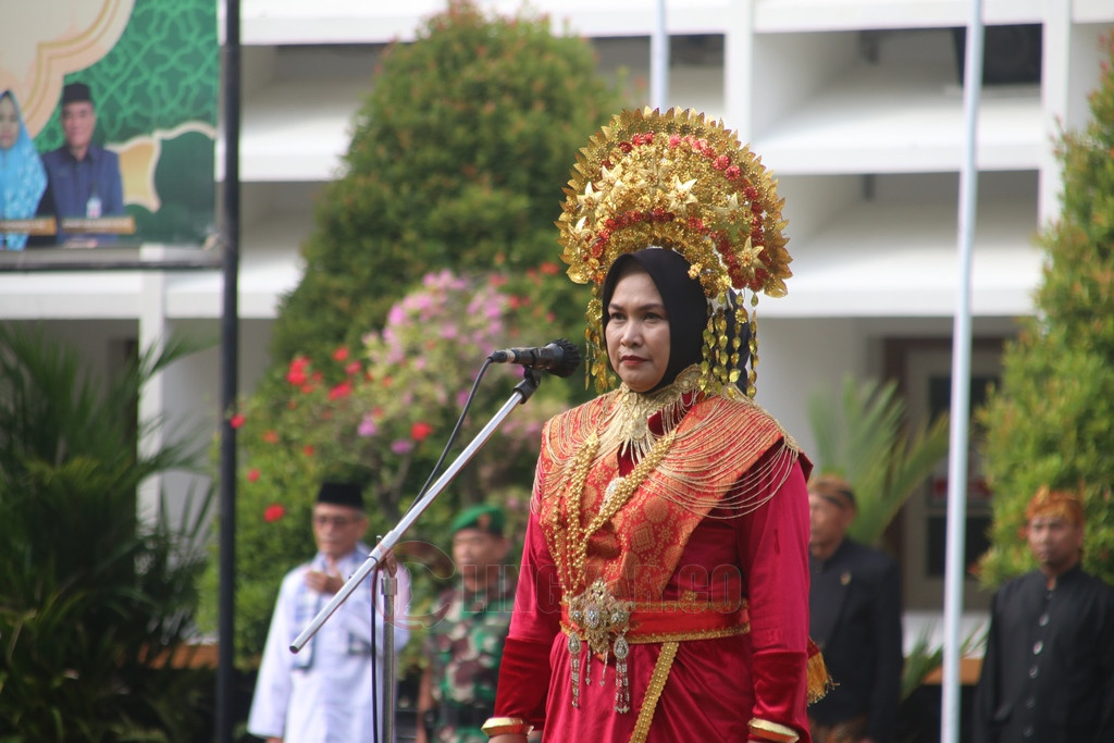 Wakil Bupati (Wabup) Blora Tri Yuli Setyowati mengenakan pakaian adat Sumatera Barat dalam upacara peringatan Hardiknas 2023, Selasa (2/5/2023). HUMAS/LINGKAR.CO
