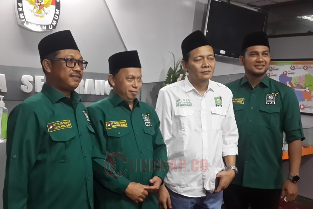 Ketua DPC PKB Kota Semarang, Muhammad Mahsun seusai mendaftarkan bacaleg di KPU Kota Semarang. Foto: rifqi
