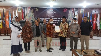 Ketua KPU Jateng, Paulus Widiyantoro, menerima berkas pendaftaran bakal calon DPD RI, Bambang Sutrisno, di Kantor KPU setempat, Kamis (4/5/2023). FOTO: Alan Henry