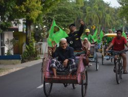 Lestarikan Transportasi Tradisional, Bacaleg DPC PPP Blora Naik Becak Saat Daftar ke KPU