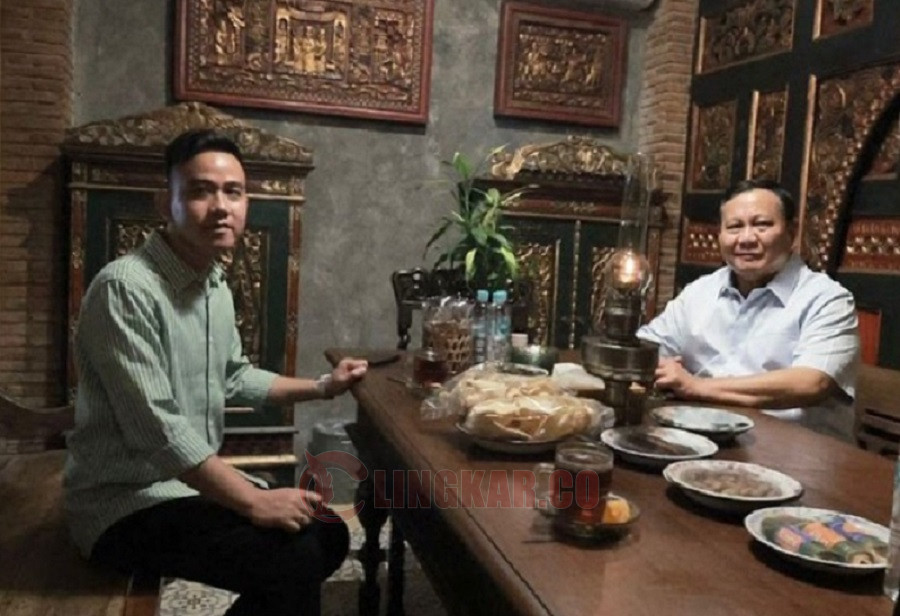 Ketum Gerindra, Prabowo Subianto, bertemu Wali Kota Solo Gibran Rakabuming Raka, di Angkringan Omah Semar, Solo, Jumat (19/5/2023) malam. FOTO: Instagram