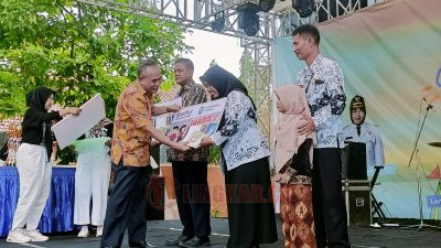 Kepala Dinas Pendidikan Blora, Aunur Rofiq serahkan hadiah pada para juara (Lilik Yuliantoro)