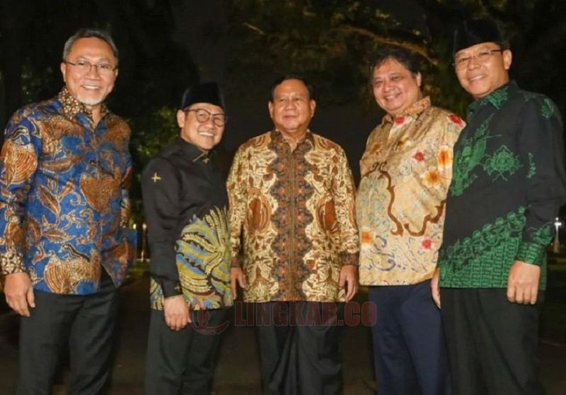 Para ketum parpol dari KIB dan KKIR, berfoto bersama usai pertemuan dengan Presiden Jokowi, di Istana Merdeka, Selasa (2/5/2023) malam. FOTO: Instagram
