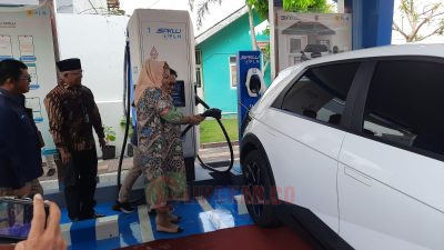 Wali Kota Semarang, Hevearita Gunaryanti Rahayu, saat meresmikan SPKLU di Balai Kota Semarang, Selasa (2/5/2023). FOTO: Alan Henry/Lingkar.co