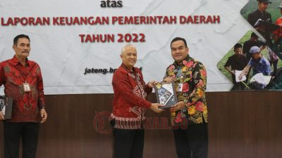 Bupati Blora Arief Rohman saat menerima penghargaan Opini WTP dari BPK. HUMAS/Lingkar.co
