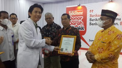 Kabid Unit Donor Darah PMI Kota Semarang, dr. Yan Wisnu Prajoko, SpB(k) Onk, MKes saat menyerahkan piagam penghargaan kepada 10 orang yang telah donor darah sukarela sebanyak 125 kali. (Rifqi)