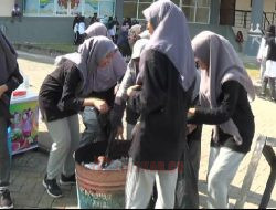 Peringati Hari Lahir Pancasila, Santri-Santri Bersihkan Lingkungan Stadion Kendal