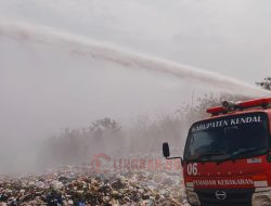 Komunitas Kardus Kendal Lakukan Uji Coba Penyemprotan Enzim di TPA Darupono untuk Hilangkan Bau Busuk
