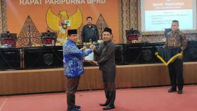 Wakil Bupati Kendal, Windu Suko Basuki menyerahkan berkas kepada ketua DPRD Kendal Muhammad Makmjn dalam pembukaan rapat paripurna. Fy: Wahyudl/lingkar.co