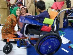 Putrinya Terima Kursi Roda Adaptif dari Pemprov Jateng, Nur Hidayah Tak Kuasa Menahan Tangis Bahagia