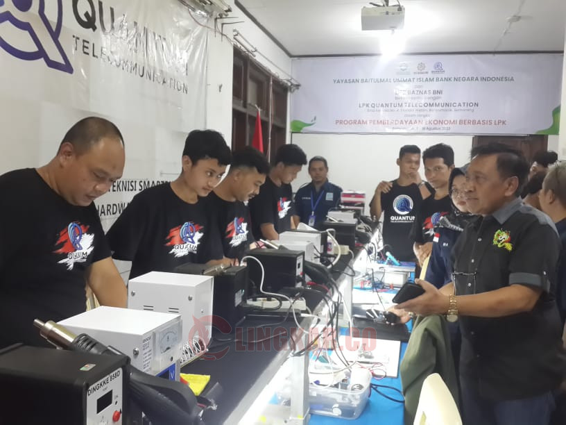 Anggota Komisi D DPRD Kota Semarang, H. M. Rohaini bersama pimpinan LQK Quantum Telecomunication Semarang, Tomi Sudiarno saat memperhatikan peserta pelatihan teknisi smartphone BAMUIS BNI (rifqi)