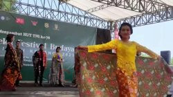 Peragaan Busana Batik Lokal Meriahkan Pembukaan Bhineka Festival Budaya di Pantai Indah Kemangi