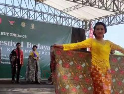 Peragaan Busana Batik Lokal Meriahkan Pembukaan Bhineka Festival Budaya di Pantai Indah Kemangi