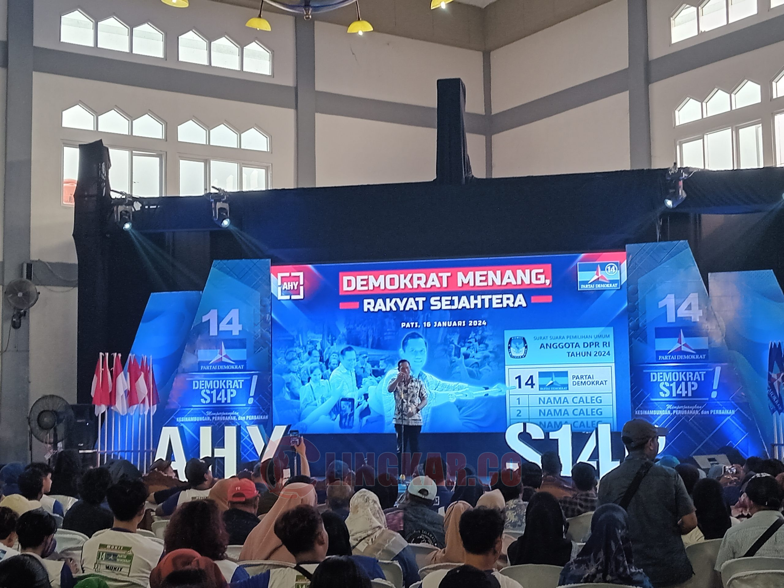 Ketua Umum Partai Demokrat Agus Harimurti Yudhoyono saat menyampaikan pidato politik di Gedung IPHI Kabupaten Pati, Selasa (16/1/2024). Miftahus Salam/Lingkar.co