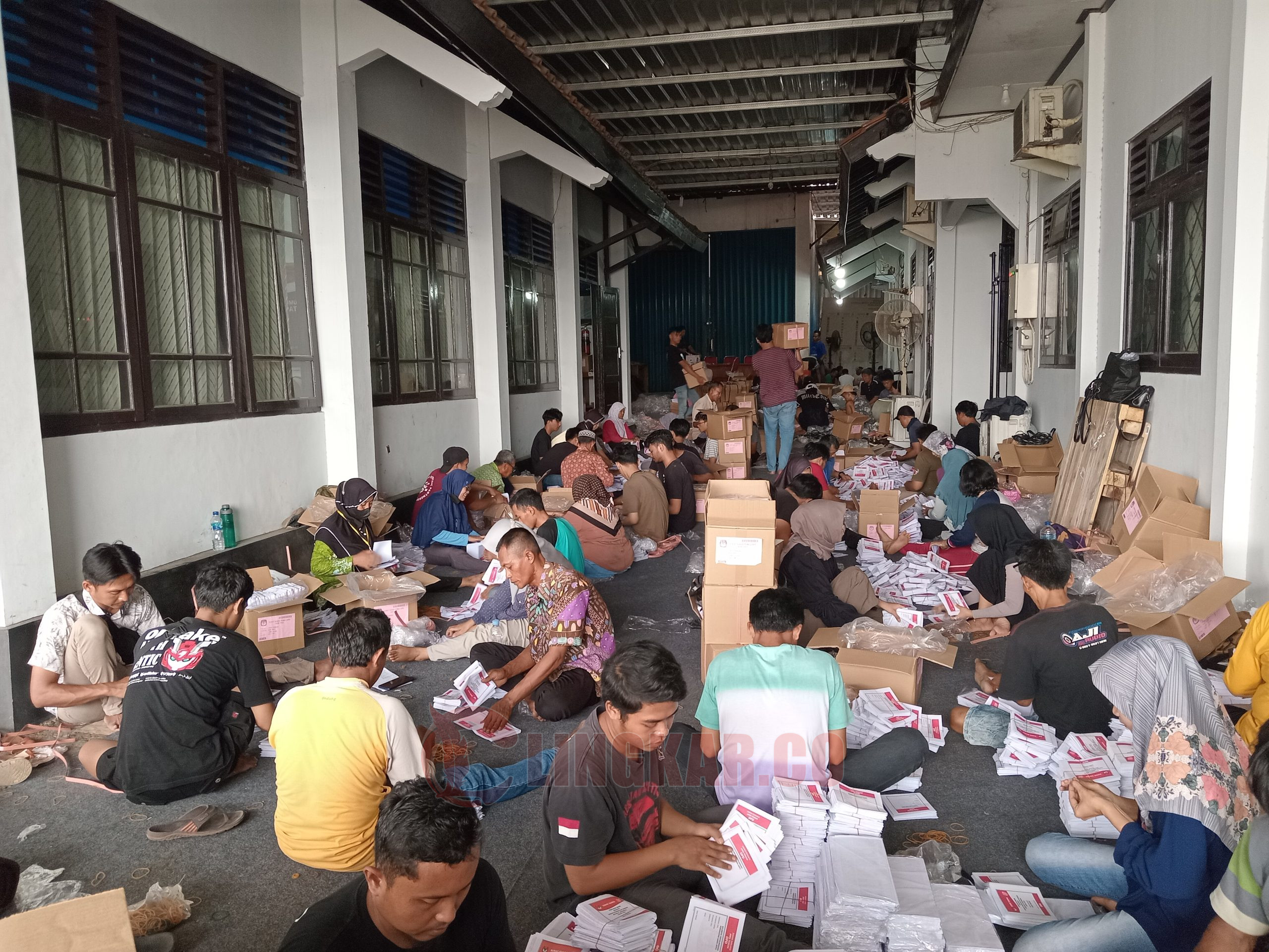 Proses penyortiran dan pelipatan di Kantor KPU Pati, Rabu (17/1/2024). Miftahus Salam/Lingkar.co