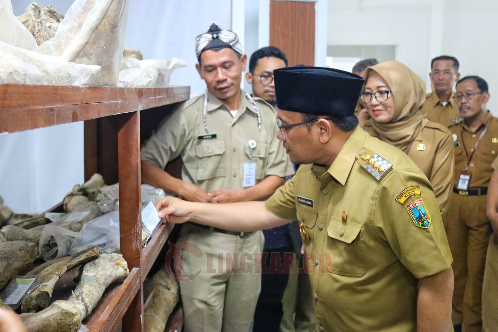Pj Bupati Kudus Muhamad Hasan Chabibie saat mengunjungi Museum Purbakala Patiayam, Senin (29/1/2024). Foto: Dokumentasi.