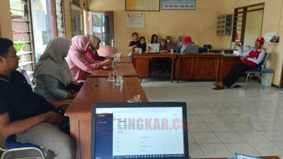 Proses pengisian data diri KPPS di Desa Ngemplak Kidul, Kecamatan Margoyoso, Kabupaten Pati. Foto: Istimewa
