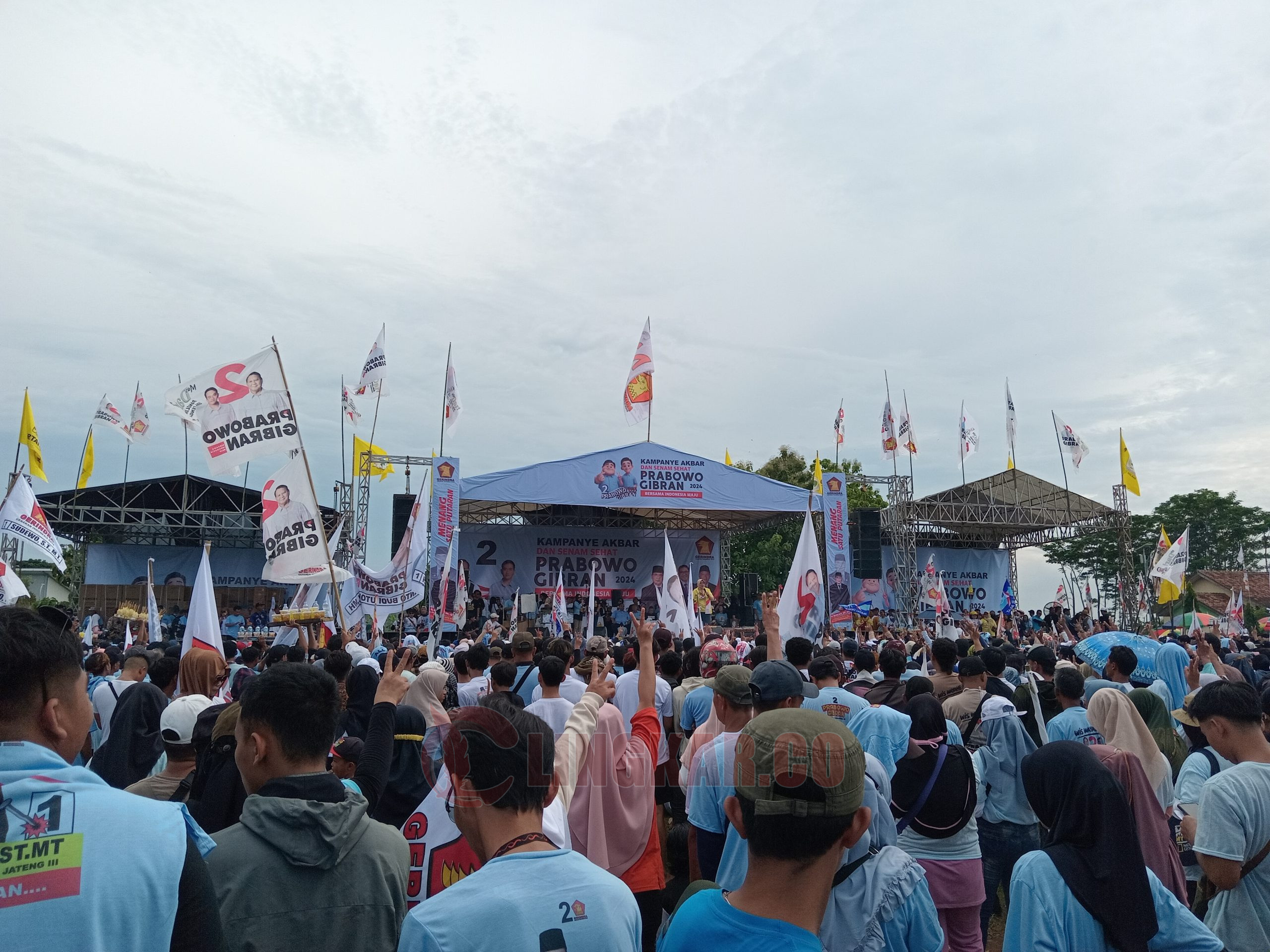Ribuan warga Pati memadati kegiatan kampanye Prabowo-Gibran Lapangan Margorejo, Sabtu (3/2/2024). Miftahus Salam/Lingkar.co