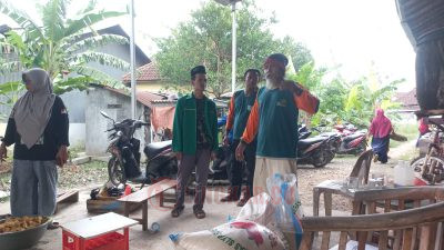 NU Peduli Grobogan membuat dapur umum untu membantu warga yang terdampak banjir. Foto: Dokumentasi.