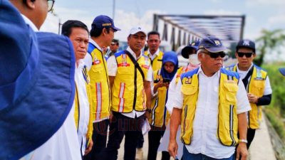 Menteri Pekerjaan Umum dan Perumahan Rakyat (PUPR) Basuki Hadimuljono meninjau langsung pengerjaan Jembatan Kalituntang, Senin (12/2/2024). Foto: Istimewa.