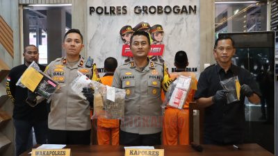 Polres Grobogan menunjukkan barang bukti penangkapan pelaku pengedar obat keras tanpa izin edar. Foto: Dokumentasi.
