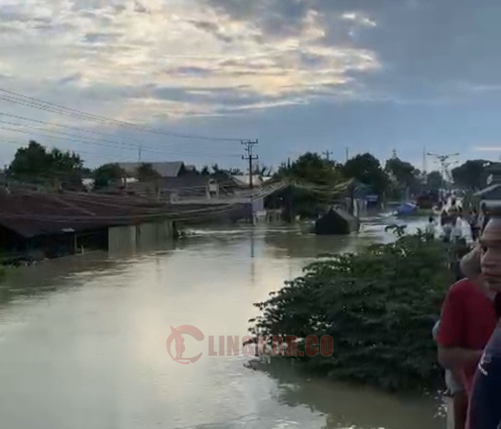Banjir menerjang wilayah Demak menyebabkan ribuan warga mengungsi. Foto: Istimewa.