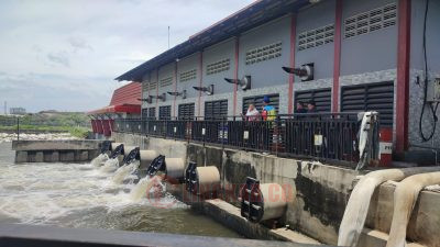 Wali Kota Semarang Hevearita Gunaryanti Rahayu saat meninjau kinerja rumah pompa Kali Tenggang dalam upaya pengendalian banjir belum lama ini. Foto: Dokumentasi.