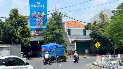 Baliho Ade Bhakti di salah satu jalan protokol di Kota Semarang. Foto: Muhamad Nurseha/Lingkar.co