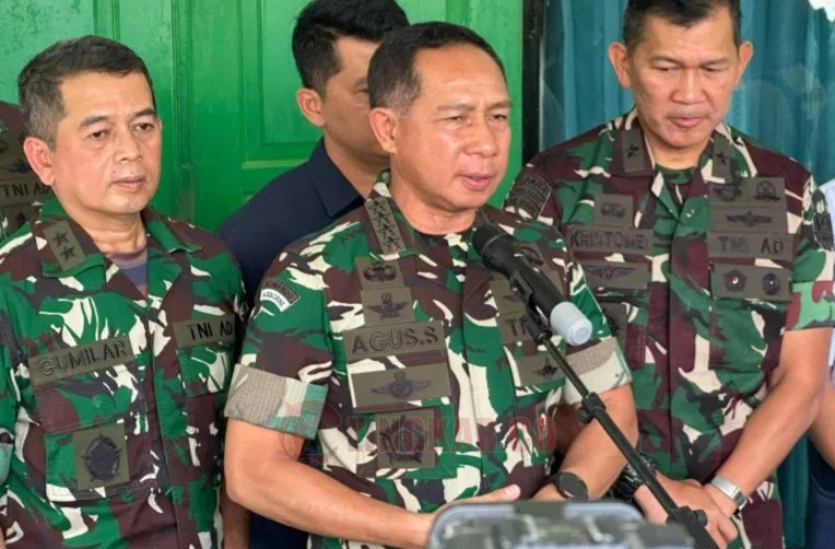 Panglima TNI Jenderal TNI Agus Subiyanto (tengah) saat memberikan keterangan di Kabupaten Bogor, Jawa Tengah, Minggu (31/3/2024). Foto: Antara.