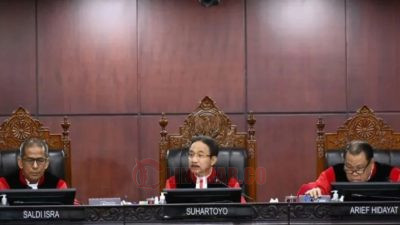 Ketua Mahkamah Konstitusi (MK) Suhartoyo (tengah) didampingi Hakim Konstitusi Saldi Isra (kiri) dan Arief Hidayat (kanan) memimpin jalannya sidang putusan perselisihan hasil Pilpres 2024 di Gedung Mahkamah Konstitusi, Jakarta, Senin (22/4/2024). Foto: Antara.