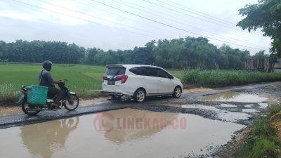 Jalan rusak parah di Kabupaten Pati. Foto: Miftahus Salam/Lingkar.co