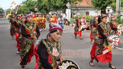 Arak-arakan dalam perayaan Sedekah Laut di Desa Tasikagung, Kecamatan/Kabupaten Rembang, Kamis (18/4/2024). Foto: Humas Pemkab Rembang.