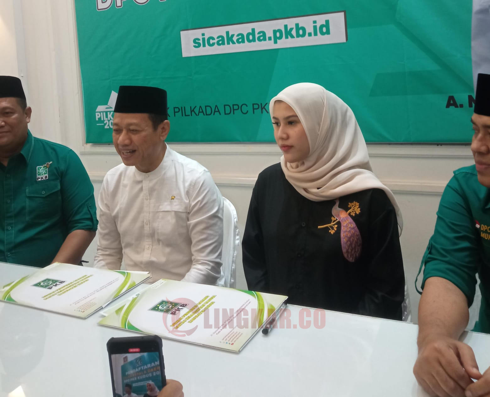 Samani Intakoris dan Bellinda Putri Sabrina Birton ikut penjaringan PKB untuk Pilkada 2024, Minggu (5/5/2024). Foto: Istimewa.