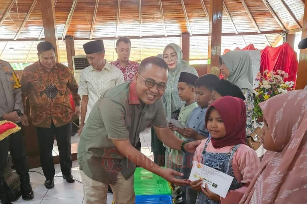 A. Sahal Maemun dalam kegiatan sosial di Kabupaten Grobogan. Foto: Dokumentasi.
