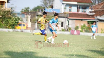 Pertandingan Sukun U17 League antara Bacin Evolution (kuning) melawan Putra GM (biru) di Lapangan Desa Bacin, Jumat (31/5/2024). Foto: Istimewa.