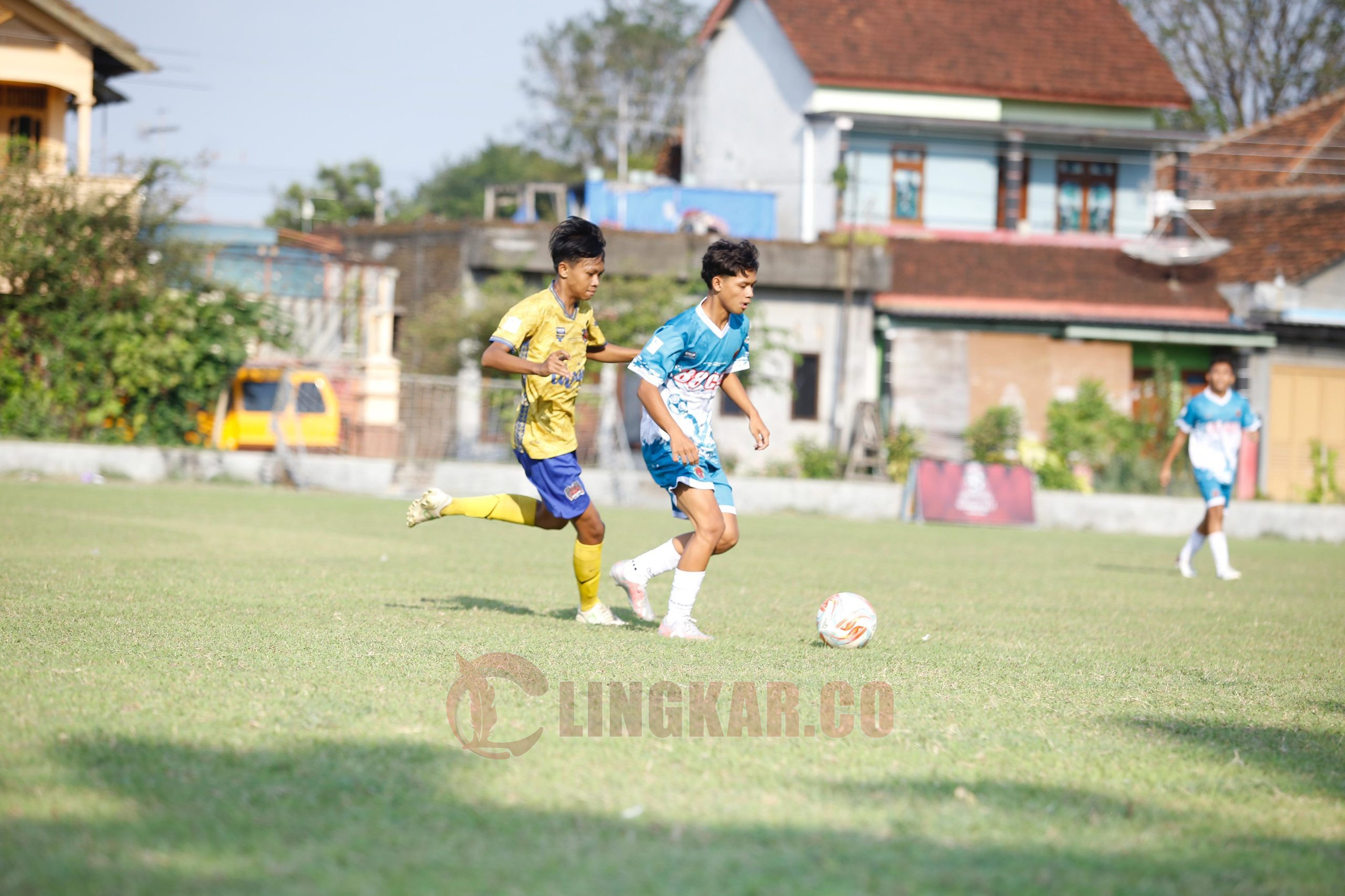 Pertandingan Sukun U17 League antara Bacin Evolution (kuning) melawan Putra GM (biru) di Lapangan Desa Bacin, Jumat (31/5/2024). Foto: Istimewa.